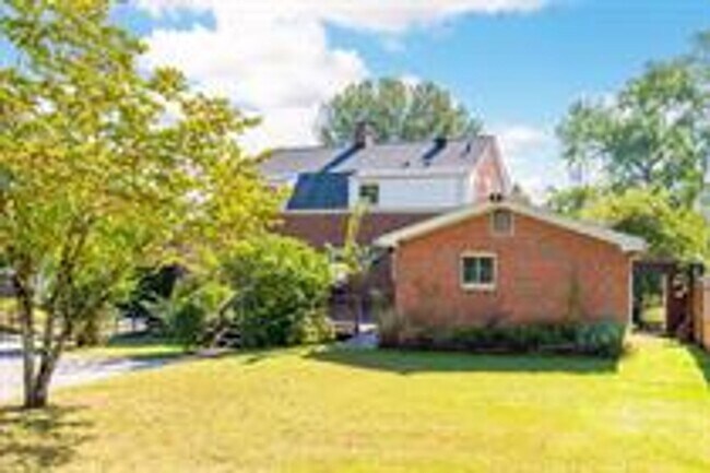 Building Photo - Beautiful Brick Home In A Desirable Location