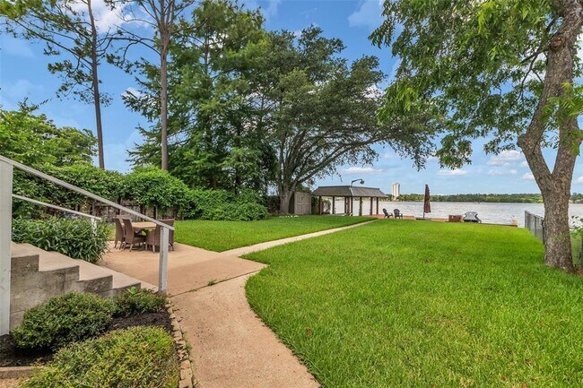 Building Photo - 923 Paradise Ln