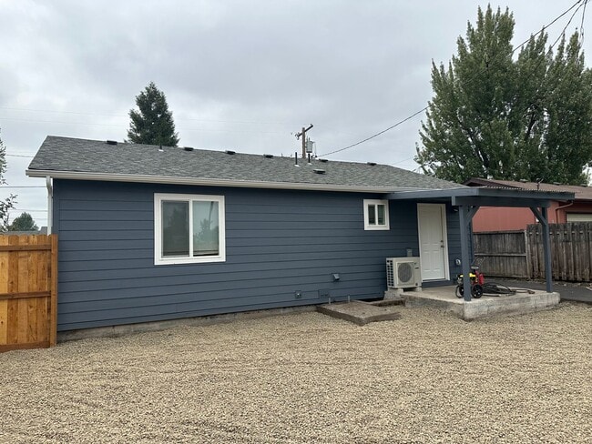 Building Photo - Beautiful 2 bedroom, 1 bath house in Sprin...