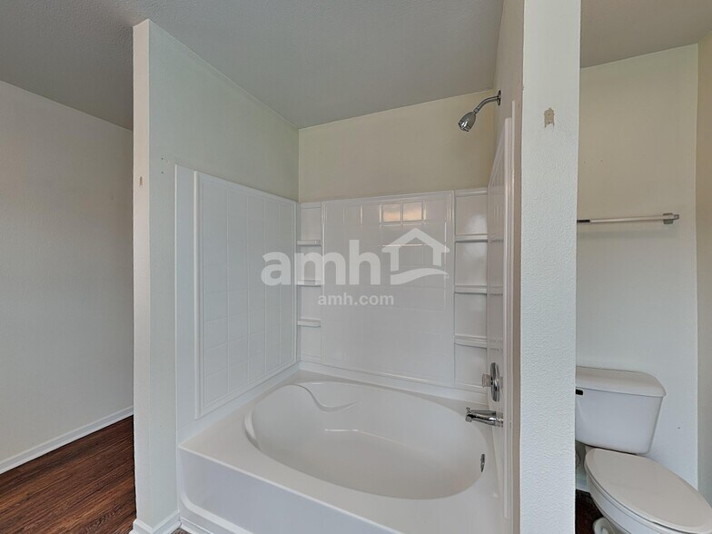 Building Photo - 524 Bridgewater Dr