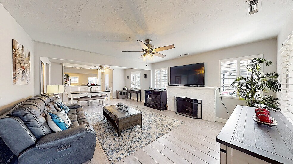 Building Photo - 204 N Santa Ana Ave