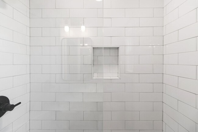 Building Photo - 1 Bedroom 1 Bath Unit Available