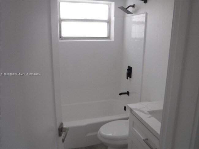 Building Photo - 1045 NE 39th Dr