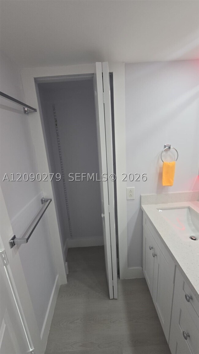 Building Photo - 1440 Brickell Bay Dr