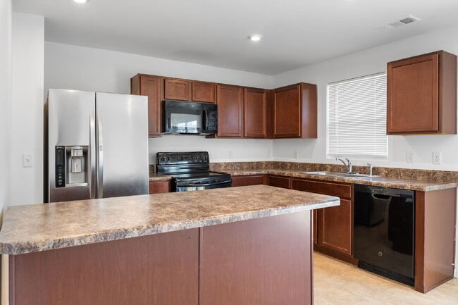 Building Photo - Spacious 4-Bedroom Home for Rent in Prime ...