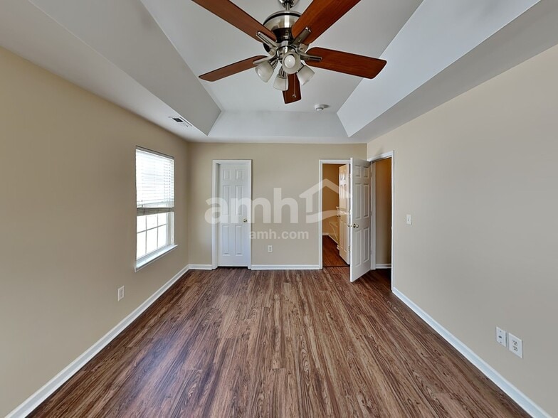 Building Photo - 1041 Vanguard Dr