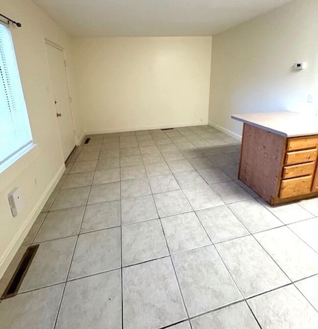 Building Photo - 1 Bedroom Apartment in SLC