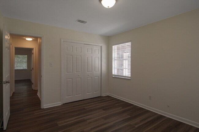 Building Photo - 5897 Somerset Dr