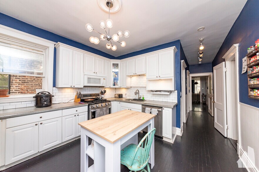 Building Photo - 842 W Waveland Ave