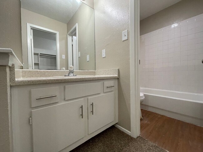 Building Photo - AVAILABLE NOW 2 BED 2 BATH APARTMENT IN EU...