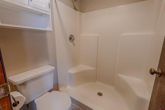 Ensuite Bathroom - 64251 N Ramona Rd