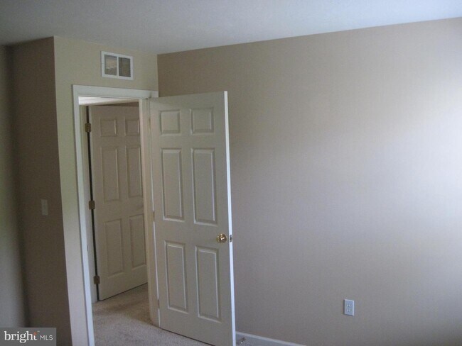 Building Photo - 7014 Seneca Ridge Dr