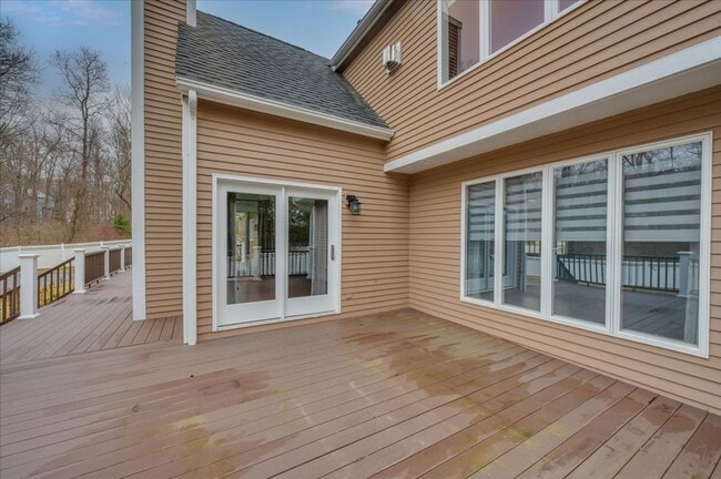 Building Photo - Spacious 4 Bedroom 4.5 Bath Rental in London Woods!