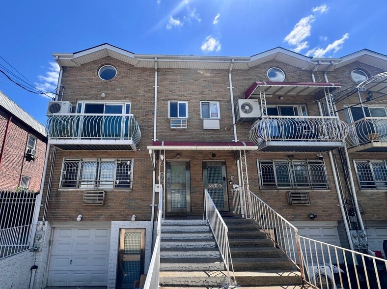Building Photo - 72-38 Calamus Ave