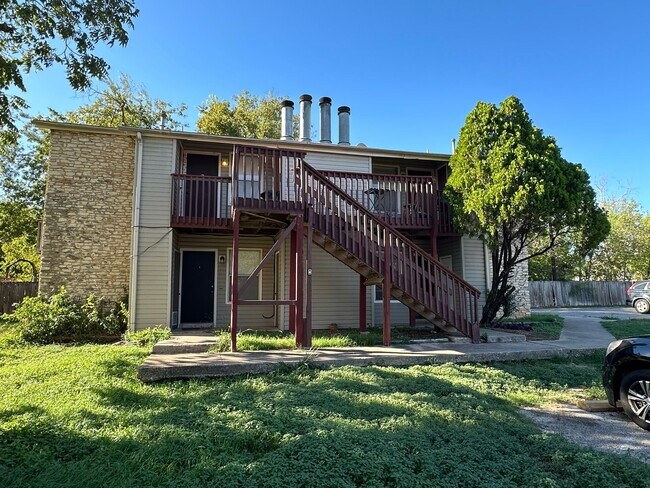 Building Photo - Centrally located 2 bed, very well priced.