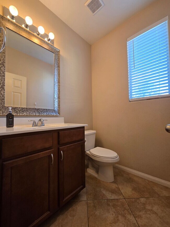 Building Photo - An Amazing 3 Bedroom Home in South East Las Vegas.