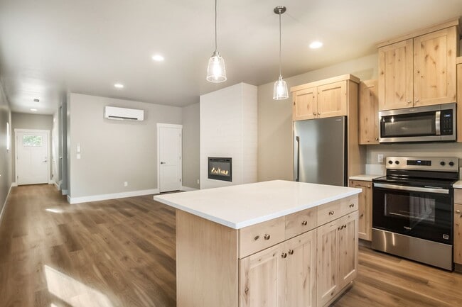Building Photo - Brand New 3 Bed Townhome - Half Month Rent Credit!