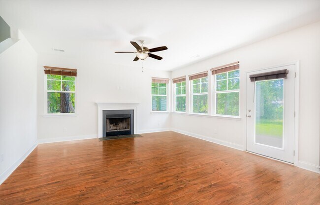 Building Photo - Modern Living in the Heart of Summerville!