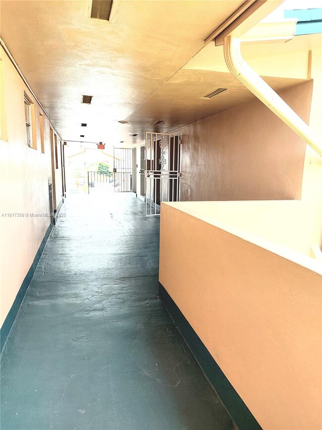 Building Photo - 110 Royal Palm Rd