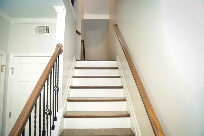 Building Photo - 851 Stratum Way SE