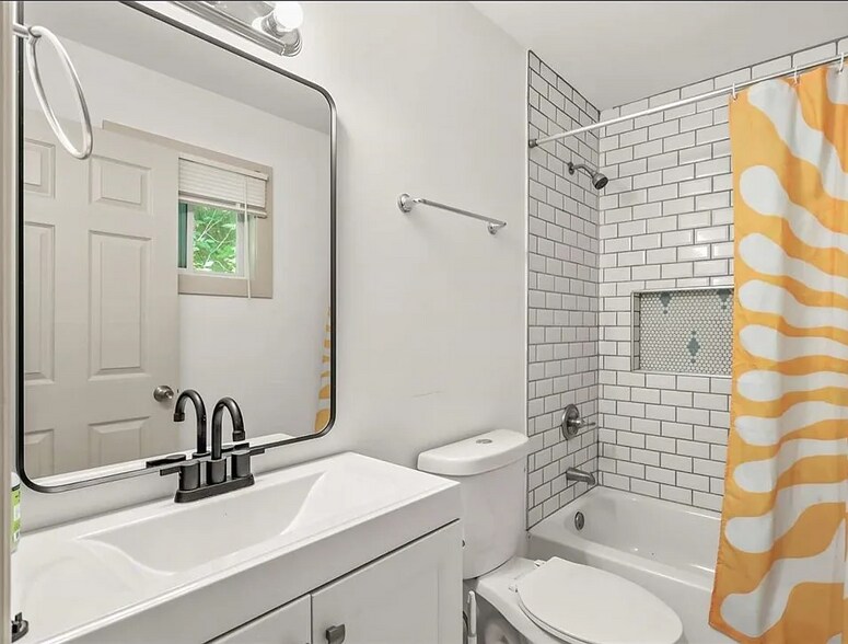 Master Bath - 1714 Le Grand St