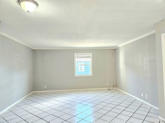 Building Photo - 1109 Broadway Avenue J