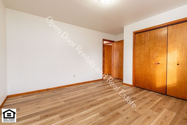 Building Photo - 1510/1512 Fieldstone Dr.