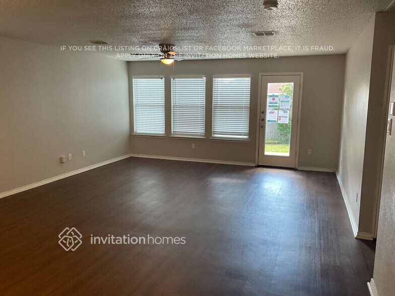 Building Photo - 910 Simi Dr