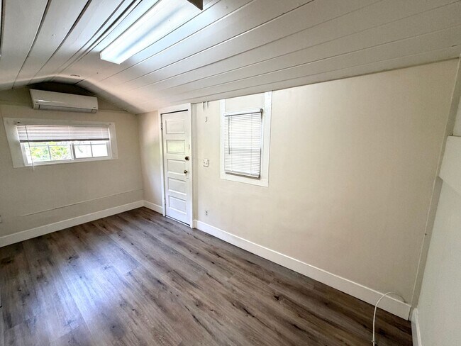 Building Photo - 1273 N College Ave