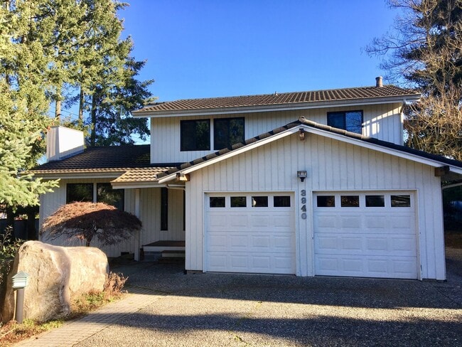 Primary Photo - Beautiful 4 Bedroom near Microsoft Availab...