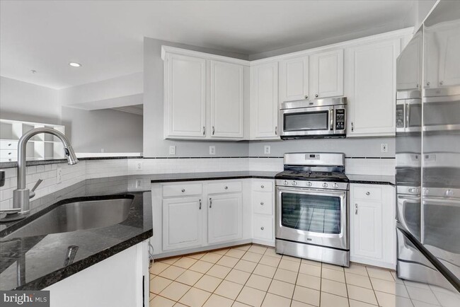 Building Photo - 174 Chevy Chase St