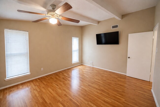 Building Photo - AVAILABLE NOW!