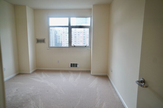 Building Photo - Excellent South Beach Location-1 Bed/1 Bath in Amenity Building with W/D & Garage Parking!