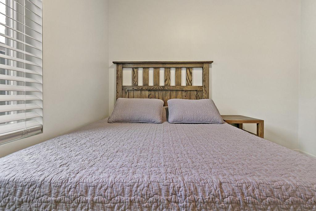 Building Photo - 931 W Glen Flora Ave