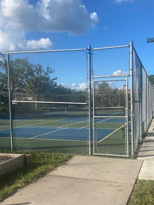 Building Photo - 1 bedroom 1 bathroom furnished condo