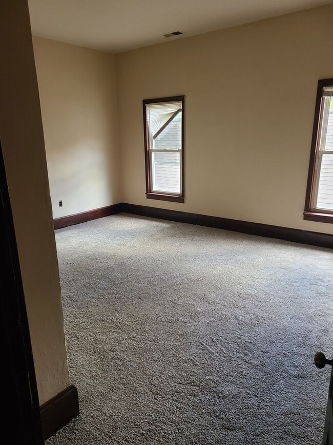 Building Photo - 5 Bed/ 2 bath house