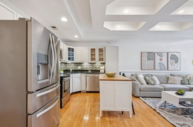 Building Photo - Large Sunny Eckington Three Bed/Three Bath Interior Rowhouse Condo Home