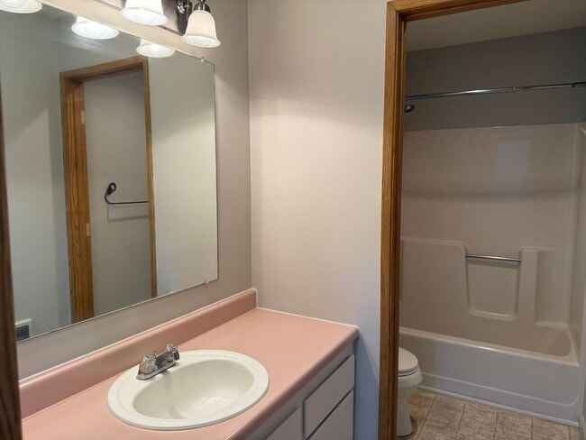 Building Photo - 2 Bed, 2 Bath Upper Level Condo
