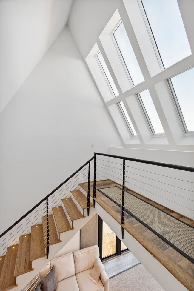 Building Photo - 10 Anchor St