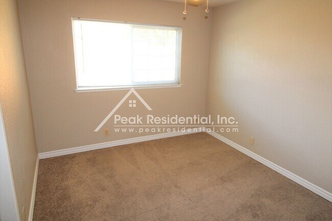 Building Photo - Spacious Foothill Farms 3bd/2ba Duplex with 2 Car Garage