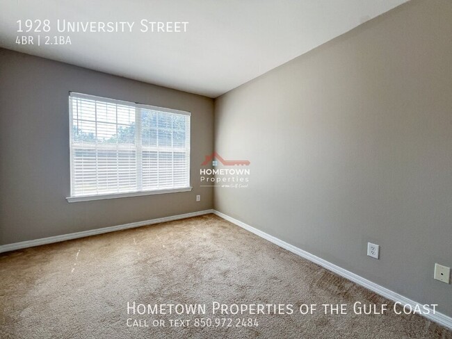 Building Photo - Centrally Located Spacious 4-Bed Home