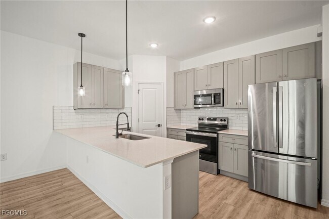 Building Photo - 627 SE 13th Pl