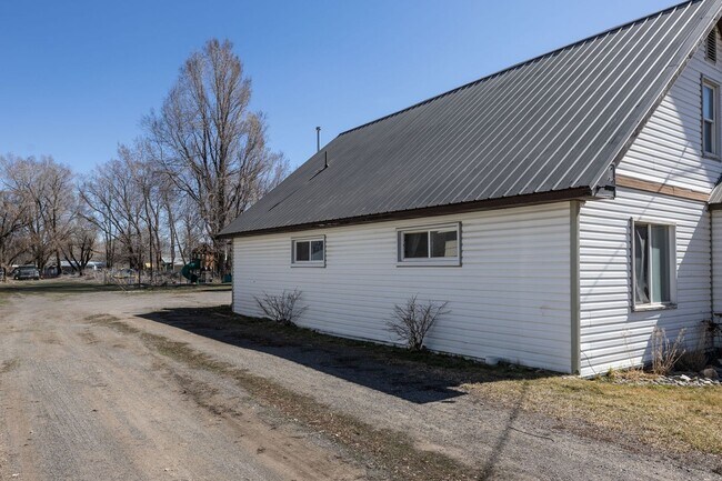Building Photo - Cozy 4 Bedroom Home on large plot of land in Parker