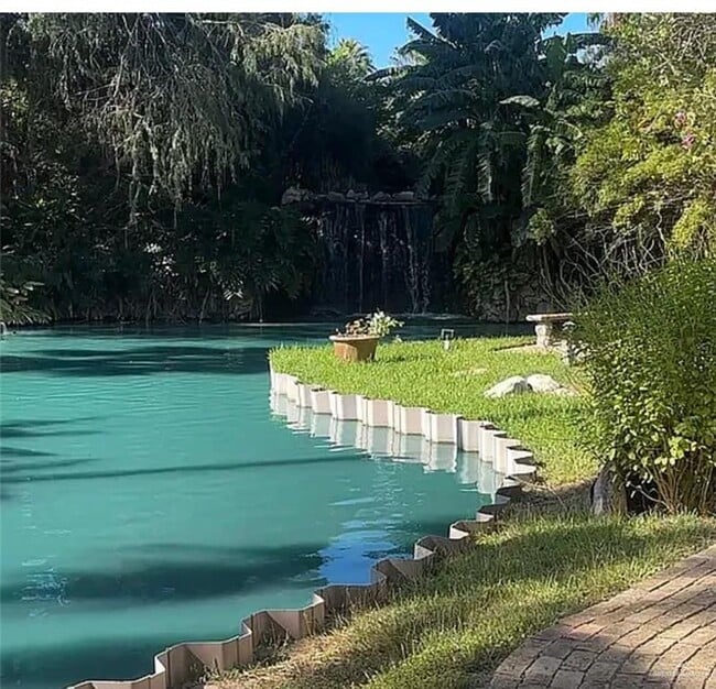 Building Photo - 10 Shasta E Ave