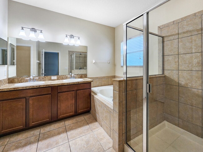Building Photo - Gorgeous home in Independence!