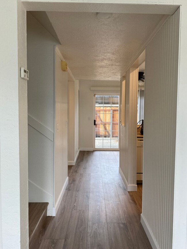 Building Photo - Tastefully Renovated Townhouse Available t...