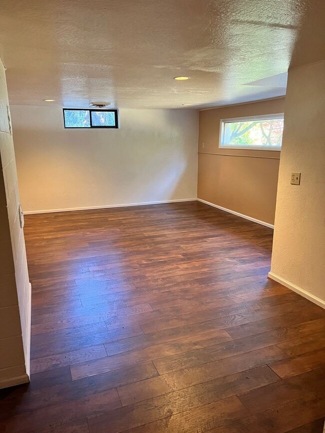 Building Photo - 3 Bed, 2 bath house located in Eugene