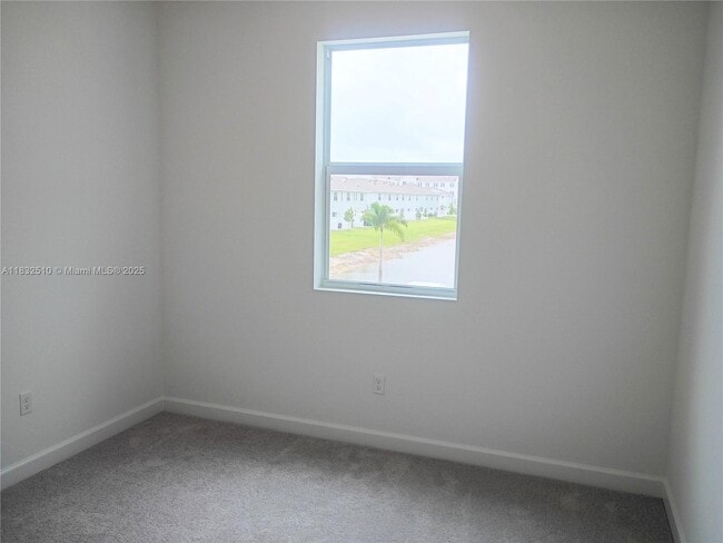 Building Photo - 329 SE Crossoak Ln