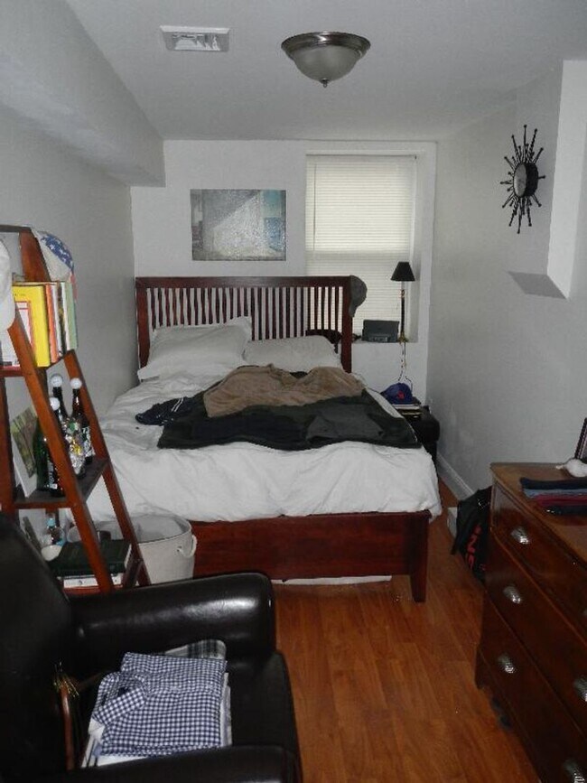 Building Photo - 9/1 No Fee! Spacious top floor true 3BR near Clev Circle!