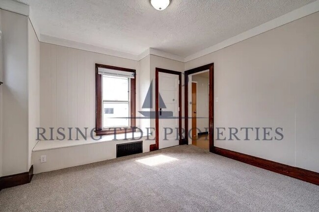 Building Photo - 707 Carlisle Ave